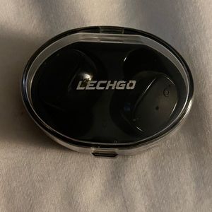 Lechgo bluetooth headphones.